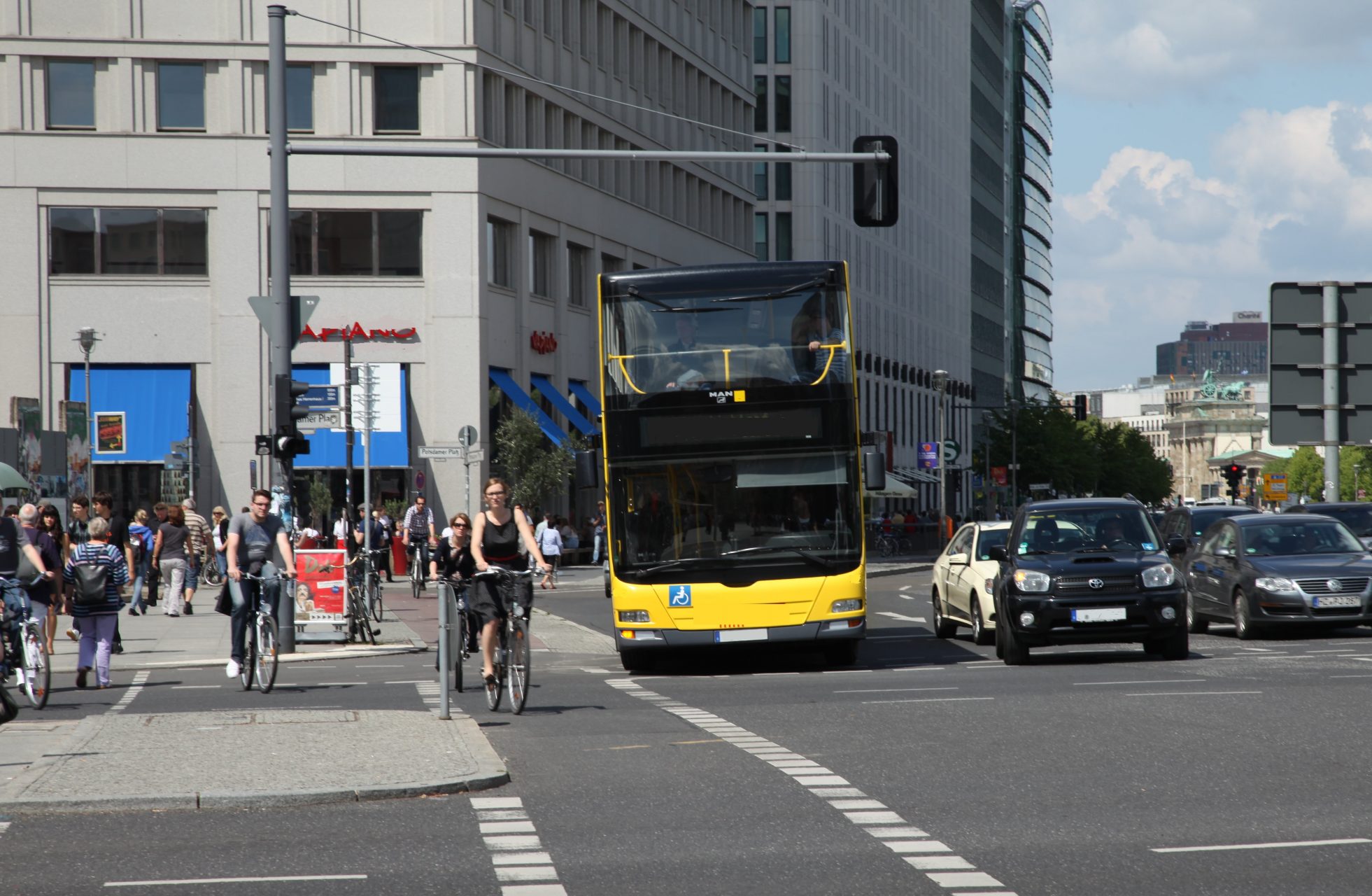 Mehr Verkehrssicherheit durch Fahrerassistenzsysteme zum Schutz von Radfahrern und Fußgängern